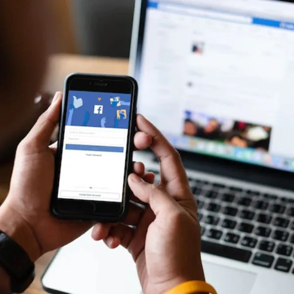 Pessoa acessando o facebook